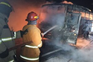 Bus dan Motor Terbakar Usai Tabrakan di Nganjuk, Pemotor Tewas di TKP