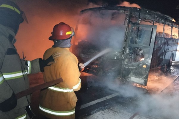 Bus dan Motor Terbakar Usai Tabrakan di Nganjuk, Pemotor Tewas di TKP
