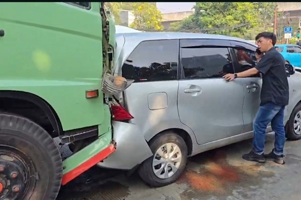 Kecelakaan Beruntun Libatkan 15 Kendaraan di Pulomas, Satu Orang Terluka