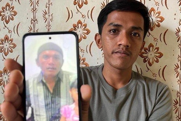 foto anak menunjukkan wajah sang ayah