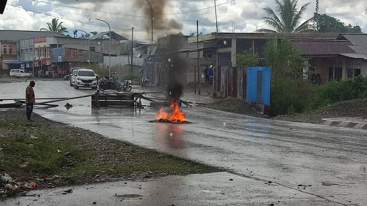 Keluarga Korban Kecelakaan Palang Jalan C Heatubun Timika, Lalu Lintas Sempat Lumpuh