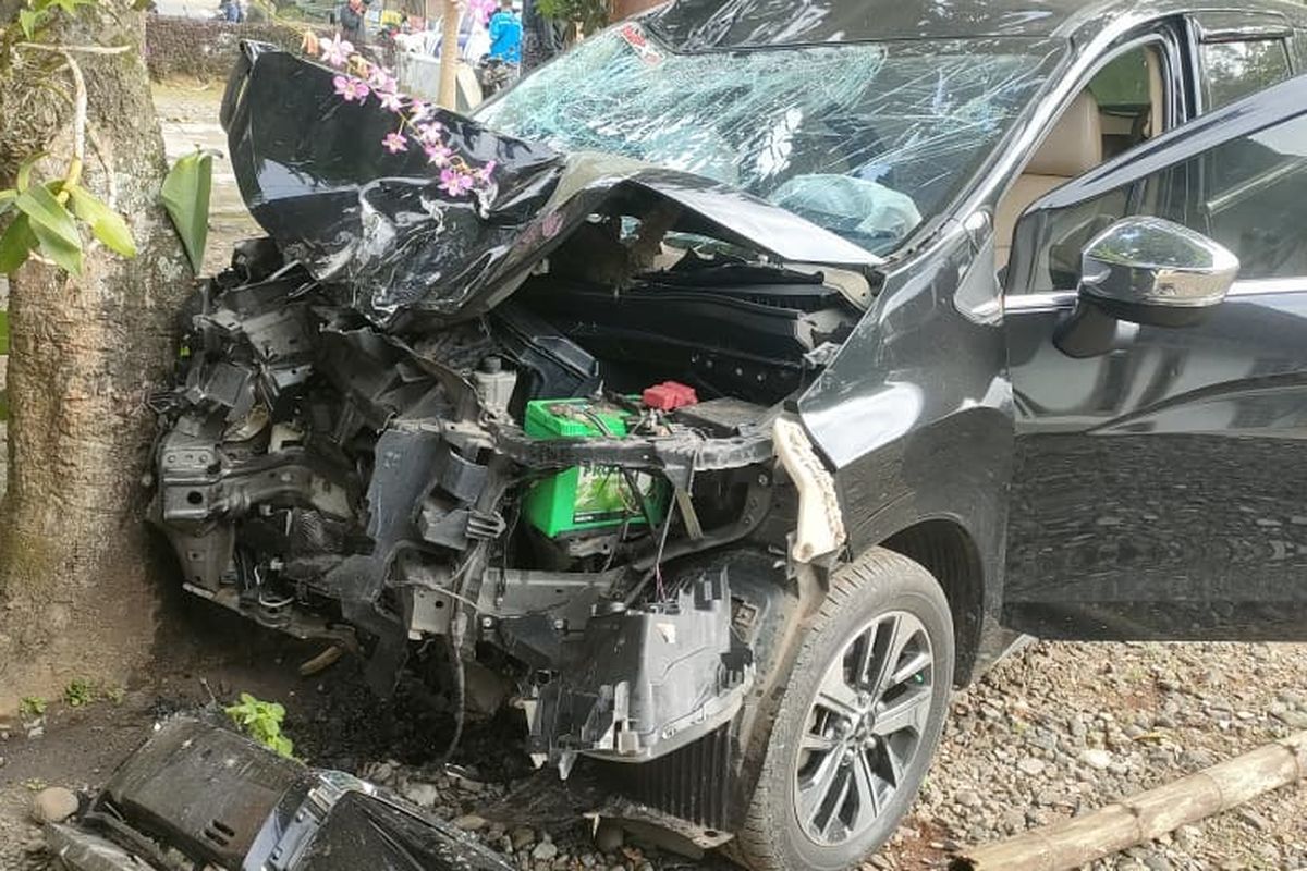 Kecelakaan Beruntun di Banyumas: Mitsubishi Xpander Tabrak 6 Motor, 2 Orang Tewas