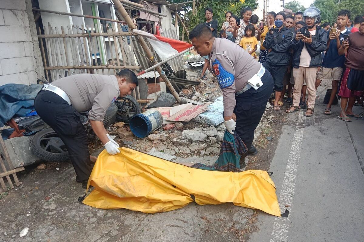 Truk Fuso Oleng Tabrak Kios Tanaman Hias di Karawang, Penyapu Jalan Tewas