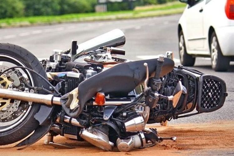 Dugaan Terobos Lampu Merah, Dua Motor Adu Kuat di BSD hingga Hancur