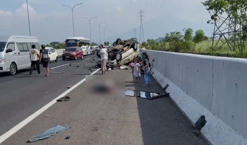 Kecelakaan Mobil Terbalik di KM 766.300 Tol Porong, Sidoarjo