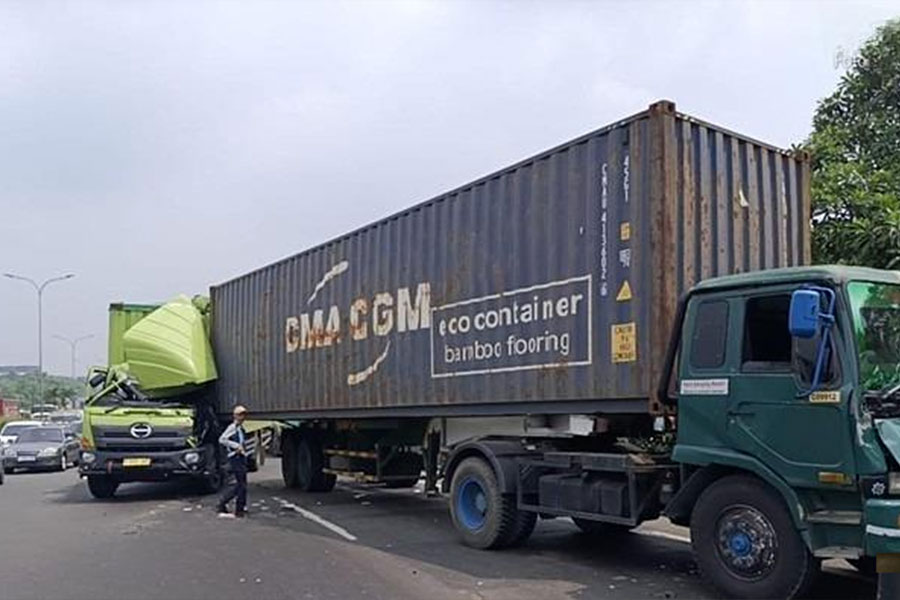 Tabrakan Truk Trailer dan Mobil Boks di Tol JORR, Satu Orang Terluka