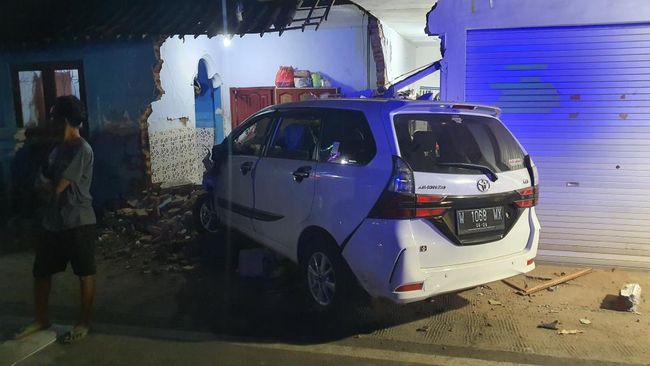 Remaja 15 Tahun Sopiri Avanza Tewaskan Pemotor di Pasuruan