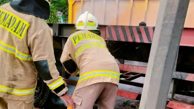Kontainer Tabrak Motor, Api Ludeskan Ban dan Sepeda Motor di Cilincing