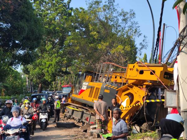 Kecelakaan Truk Bermuatan Alat Berat di Jalan Gombel Lama, Lalu Lintas Macet Parah