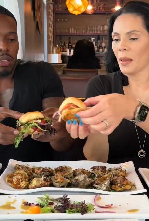 Dua Food Vlogger di Texas Tertabrak Mobil Saat Review Makanan