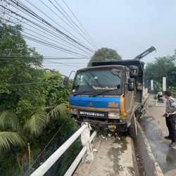 Truk Tronton Nyaris Jatuh ke Sungai karena Sopir Mengantuk