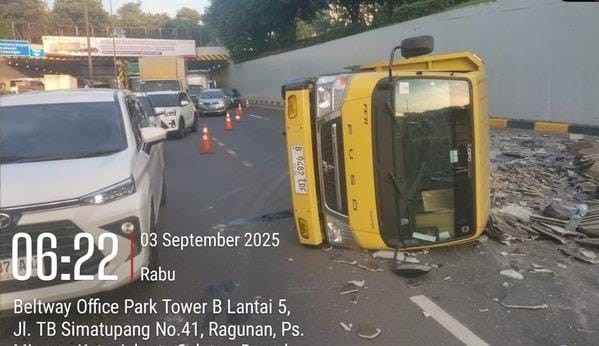 Truk Pengangkut Keramik Terbalik di Tol JORR, Lalin Arah Pasar Rebo Macet Panjang
