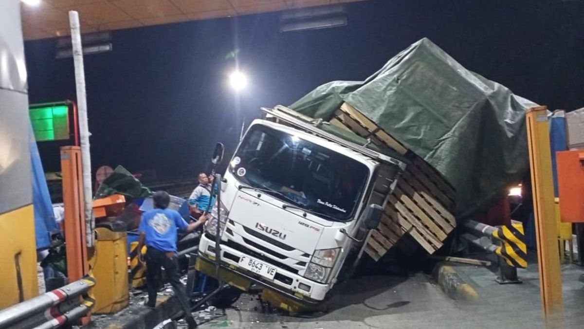 Kecelakaan di GT Ciawi 2: Truk Rem Blong Rusak Tiga Gardu, Satu Petugas Luka Ringan