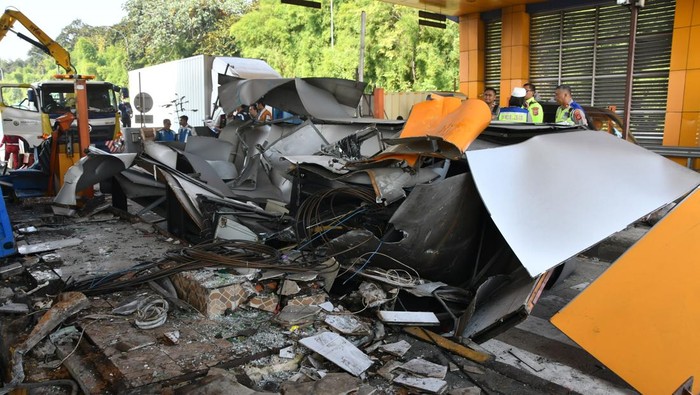 Kecelakaan Truk di Gerbang Tol Ciawi 2: Tiga Gardu Rusak Akibat Rem Blong