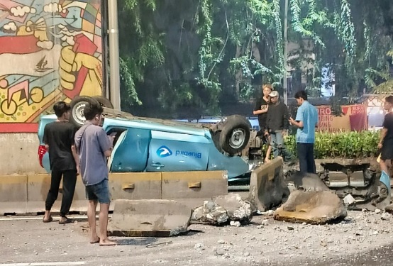 Tabrakan Misterius Taksi Blue Bird di Rawamangun: Penjemputan Barusan Berakhir Terbalik