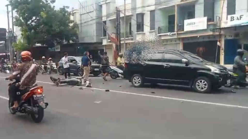 Pengendara Motor Tersangkut di Atap Mobil Usai Kecelakaan di Kudus